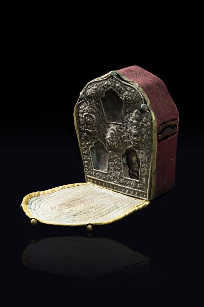 GAU GAU : Gau gau in bronzo e argento sbalzato e cesellato Tibet  XVIII sec H cm 20x18  - Asta Arte Orientale - Associazione Nazionale - Case d'Asta italiane