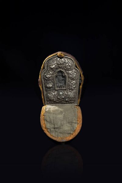 GAU GAU : Gau gau in bronzo e argento sbalzato e cesellato  Tibet  XVIII sec H cm 11x9  - Asta Arte Orientale - Associazione Nazionale - Case d'Asta italiane