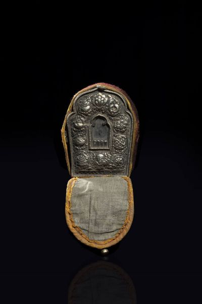 GAU GAU : Gau gau in bronzo e argento sbalzato e cesellato  Tibet  XVIII sec H cm 11x9  - Asta Arte Orientale - Associazione Nazionale - Case d'Asta italiane