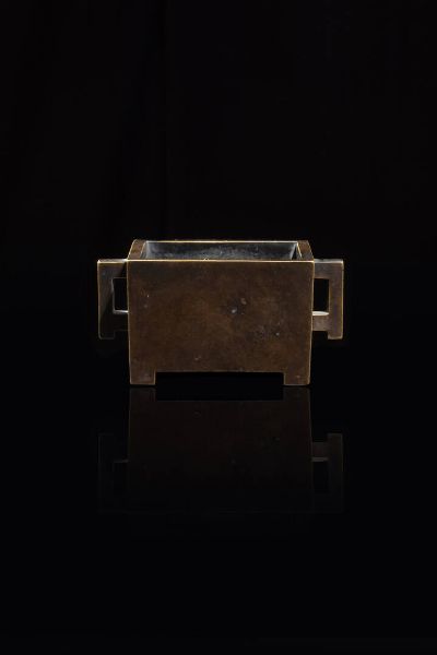 CENSER : Censer in bronzo di forma rettangolare con manici  Cina  dinastia Qing  XVIII sec H cm 7x14x8 5  - Asta Arte Orientale - Associazione Nazionale - Case d'Asta italiane