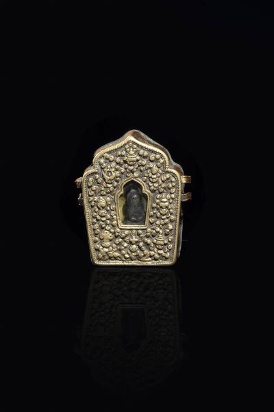 GAU GAU : Gau gau in rame finemente cesellato  Tibet  XVIII sec. H cm 8x6x3  - Asta Arte Orientale - Associazione Nazionale - Case d'Asta italiane