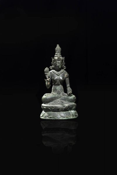 BUDDHA : Buddha in bronzo brunito seduto nella posizione del loto  Tibet  XIX sec H cm 19x10  - Asta Arte Orientale - Associazione Nazionale - Case d'Asta italiane