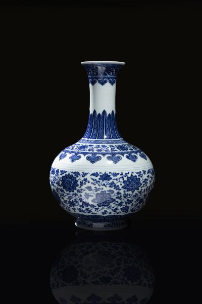 VASO : Vaso in porcellana bianco e blu con marchio apocrifo Qianlong  Cina  XX sec H cm 38x25  - Asta Arte Orientale - Associazione Nazionale - Case d'Asta italiane