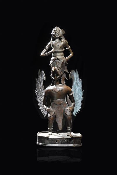 SCULTURA : Scultura in bronzo raffigurante Garuda sormontato da angelo  Tibet  XIX sec H cm 52x27x22  - Asta Arte Orientale - Associazione Nazionale - Case d'Asta italiane