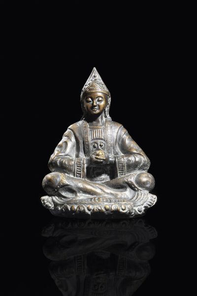 SCULTURA : Scultura di monaco in bronzo seduto nella posizione del loto  Cina  dinastia Qing  XIX sec. H cm 26x20  - Asta Arte Orientale - Associazione Nazionale - Case d'Asta italiane