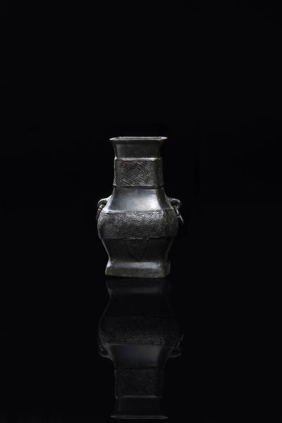 PICCOLO VASO : Piccolo vaso in bronzo con anse  Cina  dinastia Ming  XVII sec. H cm 15x9  - Asta Arte Orientale - Associazione Nazionale - Case d'Asta italiane