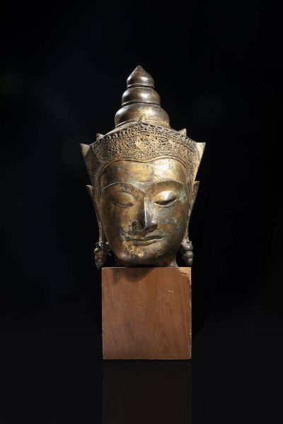TESTA DI BUDDHA : Testa di Buddha in bronzo dorato repouss�  Thailandia  stile Ayutthaya  XVIII sec. H cm 36x32 5  - Asta Arte Orientale - Associazione Nazionale - Case d'Asta italiane