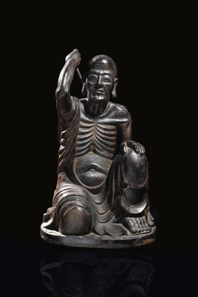 GRANDE FIGURA DI SAGGIO : Grande figura di saggio in legno intagliato e laccato con tracce di doratura  Cina  dinastia Qing  XVIII sec H cm 62  - Asta Arte Orientale - Associazione Nazionale - Case d'Asta italiane