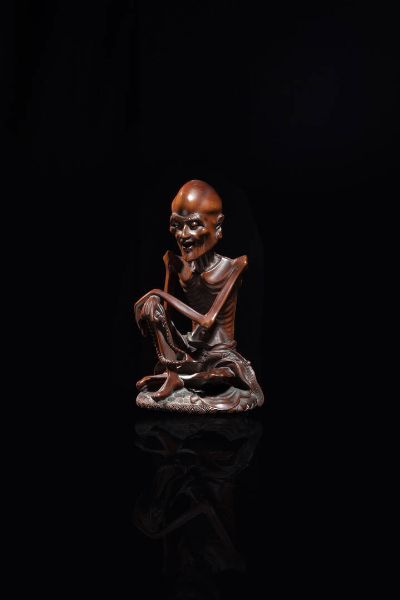 BUDDHA : Figura di Buddha in digiuno in legno di sandalo  Cina  dinastia Qing  XX sec H 13x7  - Asta Arte Orientale - Associazione Nazionale - Case d'Asta italiane