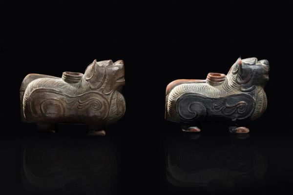 COPPIA DI LEONI BIXIE : Coppia di leoni BIXIE in legno laccato  Cina  dinastia Qing  XIX sec H cm 19x26  - Asta Arte Orientale - Associazione Nazionale - Case d'Asta italiane