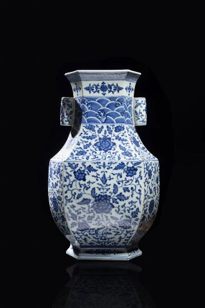 VASO : Vaso esagonale in porcellana bianco e blu con decori floreali  Cina  dinastia Qing  XX sec.  - Asta Arte Orientale - Associazione Nazionale - Case d'Asta italiane