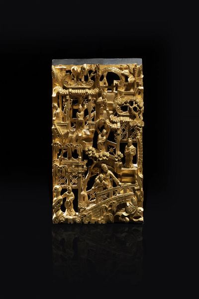 PICCOLA PLACCA : Piccola placca in legno dorato finemente intarsiata  Cina  Repubblica   XX sec. H cm 33x17  - Asta Arte Orientale - Associazione Nazionale - Case d'Asta italiane