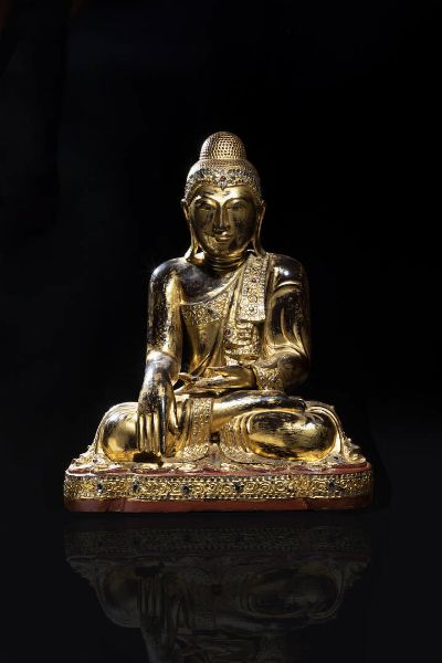 BUDDHA : Buddha in legno dorato con applicazioni in vetro  Thailandia  XX Sec. H cm 62x50  - Asta Arte Orientale - Associazione Nazionale - Case d'Asta italiane