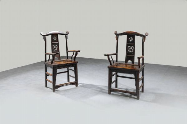COPPIA DI SEDIE : Coppia di sedie in legno  Cina  XX sec H cm 112x66  - Asta Arte Orientale - Associazione Nazionale - Case d'Asta italiane
