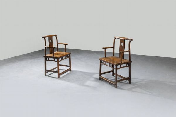 COPPIA DI POLTRONE : Coppia di poltrone in legno di homu  Cina  dinastia Qing  XIX sec H cm 93 5x54 5x42  - Asta Arte Orientale - Associazione Nazionale - Case d'Asta italiane
