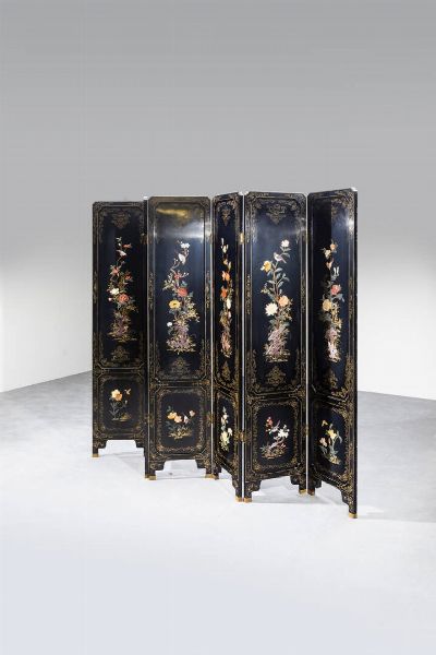PARAVENTO : Paravento a sei ante in legno laccato  decorato con inserti in pietre dure  Cina  XX Sec. H cm 183x240  - Asta Arte Orientale - Associazione Nazionale - Case d'Asta italiane