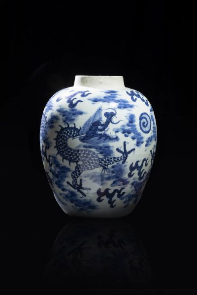 VASO : Vaso in porcellana bianco e blu dipinto con draghi tra le nuvole  Cina  dinastia Qing  XIX sec. H cm 29 Diam cm 24  - Asta Arte Orientale - Associazione Nazionale - Case d'Asta italiane