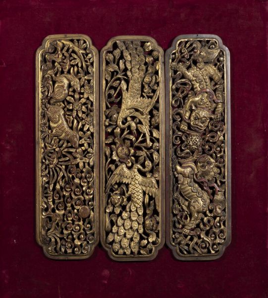 TRE PANNELLI : Tre pannelli in legno intagliato con dorature rappresentanti animali e draghi  Cina  dinastia Qing  XX sec H cm 43x12 ciascun pannello  - Asta Arte Orientale - Associazione Nazionale - Case d'Asta italiane