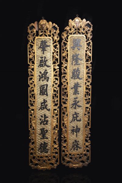 COPPIA DI PANNELLI : Coppia di pannelli in legno intarsiato con iscrizioni  Cina  Repubblica  XX sec.  H cm 127x26  - Asta Arte Orientale - Associazione Nazionale - Case d'Asta italiane