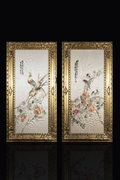 COPPIA DI QUADRI : Coppia di quadri ricamati con uccelli e fiori  Cina  XX sec. H cm 83x34  - Asta Arte Orientale - Associazione Nazionale - Case d'Asta italiane