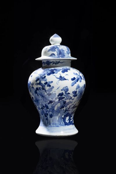 VASO : Vaso in porcellana bianco e blu dipinto con uccelli tra i rami  Cina  dinastia Qing  XX sec. H cm 43x25  - Asta Arte Orientale - Associazione Nazionale - Case d'Asta italiane