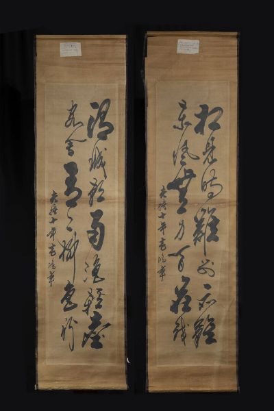 COPPIA DI SCROLL : Coppia di scroll su pergamena raffiguranti iscrizioni  Cina  dinastia Qing  XIX sec. H cm 131x34  - Asta Arte Orientale - Associazione Nazionale - Case d'Asta italiane