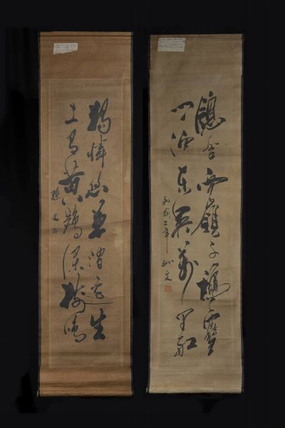 COPPIA DI SCROLL : Coppia di scroll su pergamena raffiguranti iscrizioni  Cina  dinastia Qing  XIX sec. H cm 128x34  - Asta Arte Orientale - Associazione Nazionale - Case d'Asta italiane