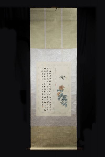 DIPINTO : Dipinto su pergamena raffigurante uccelli con fiori e iscrizioni  Cina  Repubblica  XX sec.  H cm 75x48 dipinto H cm 194x63 scroll  - Asta Arte Orientale - Associazione Nazionale - Case d'Asta italiane