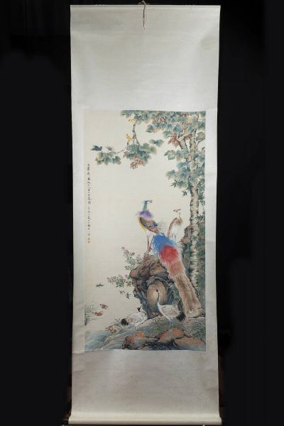 DIPINTO : Dipinto su pergamena rappresentante pavoni e uccelli  Cina  Repubblica  XX sec. H cm 137x76 dipinto H cm 235x83 scroll  - Asta Arte Orientale - Associazione Nazionale - Case d'Asta italiane