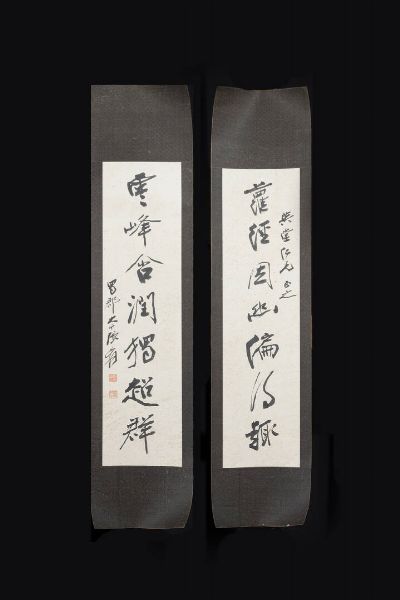 COPPIA DI DIPINTI : Coppia di dipinti su pergamena con iscrizioni  Cina  Repubblica  XX sec. H cm 20x76 dipinto H cm 111x26 scroll  - Asta Arte Orientale - Associazione Nazionale - Case d'Asta italiane