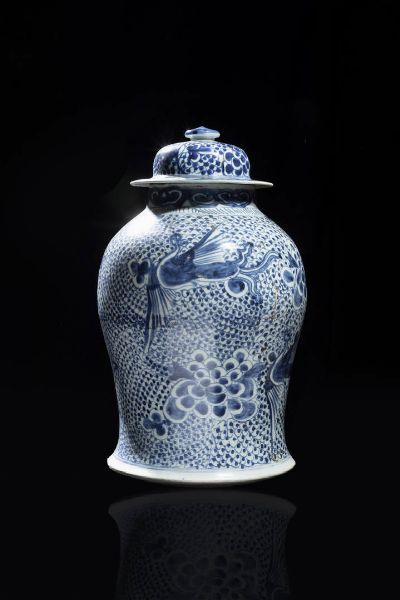VASO : Vaso in porcellana bianco e blu dipinto con fenici  Cina  dinastia Qing  XX sec. H cm 41x24  - Asta Arte Orientale - Associazione Nazionale - Case d'Asta italiane
