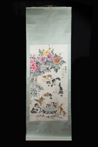 DIPINTO : Dipinto su pergamena raffigurante gatti con vasca di pesci e iscrizioni  Cina  Repubblica  XX sec. H cm 136x68 dipinto H cm 235x80 scroll  - Asta Arte Orientale - Associazione Nazionale - Case d'Asta italiane