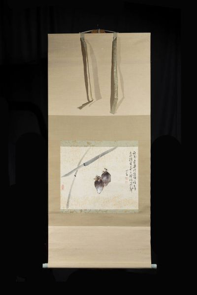 DIPINTO : Dipinto su pergamena raffigurante frutti con iscrizioni  Cina  dinastia Qing  XX sec.  H cm 36x44.5 dipinto H cm 134x58 scroll  - Asta Arte Orientale - Associazione Nazionale - Case d'Asta italiane