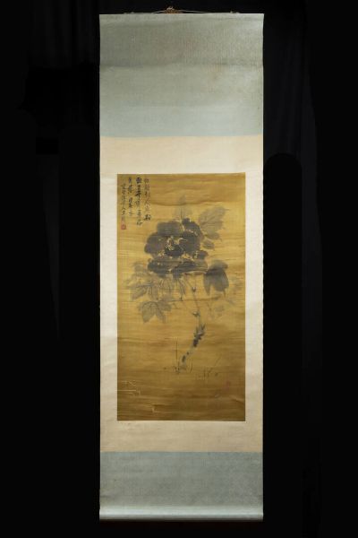 DIPINTO : Dipinto su seta rappresentante fiore con iscrizioni  Cina  Repubblica  XX sec.  H cm 85x44 dipinto H cm 172x56 scroll  - Asta Arte Orientale - Associazione Nazionale - Case d'Asta italiane