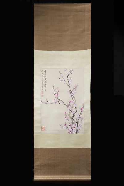DIPINTO : Dipinto su pergamena raffigurante fiori di prugno  Cina  Repubblica  XX sec. H cm 67 5x45 dipinto H cm 180x58 scroll  - Asta Arte Orientale - Associazione Nazionale - Case d'Asta italiane
