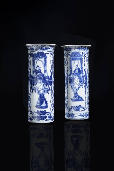 COPPIA DI VASI : Coppia di vasi a tromba in porcellana bianco e blu dipinti con scene di corte  Cina  dinastia Qing  XIX sec. H cm 25 5x10 5  - Asta Arte Orientale - Associazione Nazionale - Case d'Asta italiane