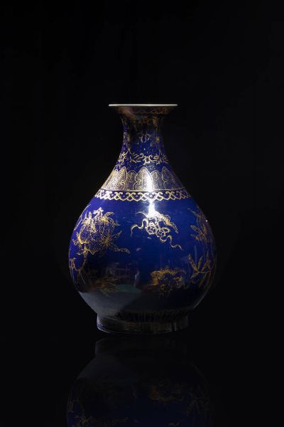 VASO : Vaso in  porcellana blu cobalto con decori in oro  Cina  dinastia Qing  epoca Guangxu (1875-1908) H cm 29 5x20  - Asta Arte Orientale - Associazione Nazionale - Case d'Asta italiane