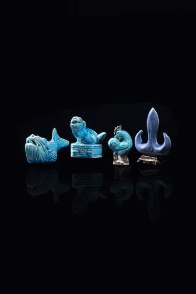 LOTTO DI QUATTRO OGGETTI : Lotto di 4 oggetti in porcellana rappresentanti animali  Cina  Repubblica  XX sec H cm 10x4 pesce;  H cm 7x5 cane di Pho;  H cm 7x3 gallo;  H cm 8 5x10 portapenne  - Asta Arte Orientale - Associazione Nazionale - Case d'Asta italiane