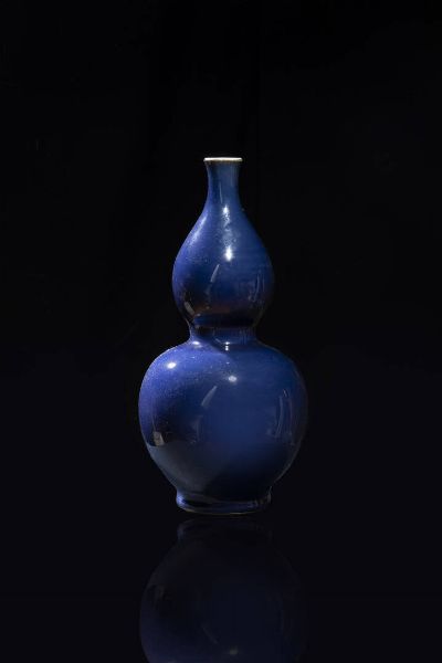 VASO : Vaso a doppia zucca in porcellana monocroma blu notte  Cina  dinastia Qing  XIX sec H cm 29  marchio apocrifo Kangxi  - Asta Arte Orientale - Associazione Nazionale - Case d'Asta italiane