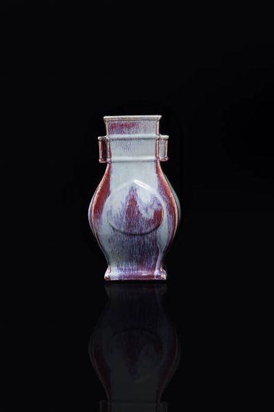 VASO : Vaso Fang Hu in porcellana flambe sui toni del sangue di bue  del viola e dell'azzurro  Cina  dinastia Qing  XIX secolo H cm 25x14x11  - Asta Arte Orientale - Associazione Nazionale - Case d'Asta italiane