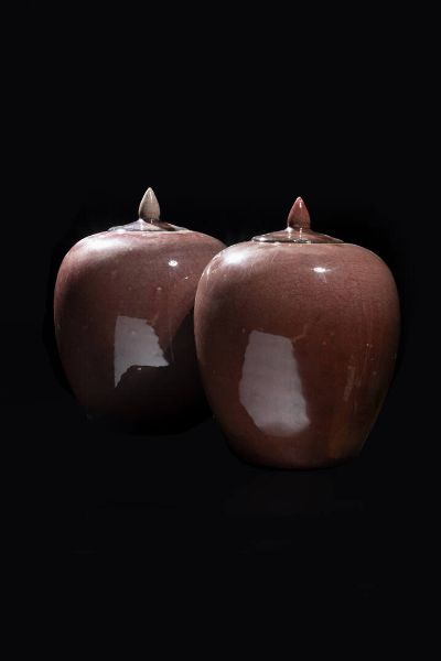 COPPIA DI POUTICHE : Coppia di poutiche sangue di bue con coperchio  Cina  Repubblica  XX sec H cm 27x20  - Asta Arte Orientale - Associazione Nazionale - Case d'Asta italiane