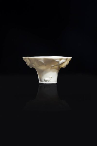 COPPETTA LIBATORIA : Coppetta libatoria in porcellana blanc de chine  Cina  dinastia Qing  epoca Kangxi (1662-1722) H cm 5 5x11  - Asta Arte Orientale - Associazione Nazionale - Case d'Asta italiane