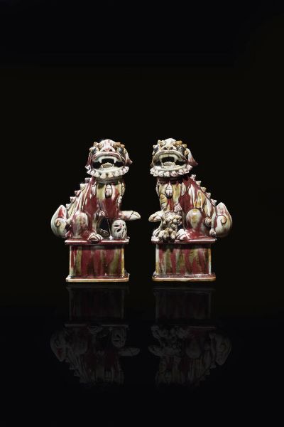 COPPIA DI CANI DI PHO : Coppia di cani di Pho in porcellana flamb  Cina  dinastia Qing  XIX sec. H cm 26x18  - Asta Arte Orientale - Associazione Nazionale - Case d'Asta italiane