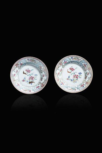 COPPIA DI PIATTI : Coppia di piatti in porcellana Famiglia Rosa Compagnia delle Indie Orientali  Cina  XVIII secolo. Diam. cm 23  - Asta Arte Orientale - Associazione Nazionale - Case d'Asta italiane