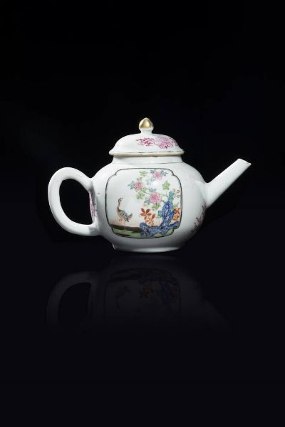 TEIERA : Teiera in porcellana Famiglia Rosa raffigurante soggetti naturalistici e decori floreali  Cina  dinastia Qing  epoca Qianlong (1736-1796) H cm 13  - Asta Arte Orientale - Associazione Nazionale - Case d'Asta italiane