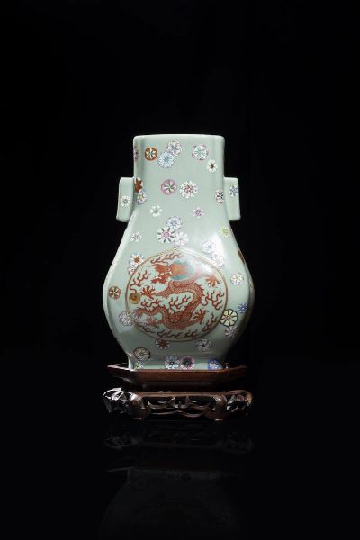 VASO : Vaso in porcellana Famiglia Rosa color celadon dipinto con fiori e draghi entro riserve  Cina  Repubblica  XX sec H cm 31x19x17 Collezione privata  Roma  - Asta Arte Orientale - Associazione Nazionale - Case d'Asta italiane