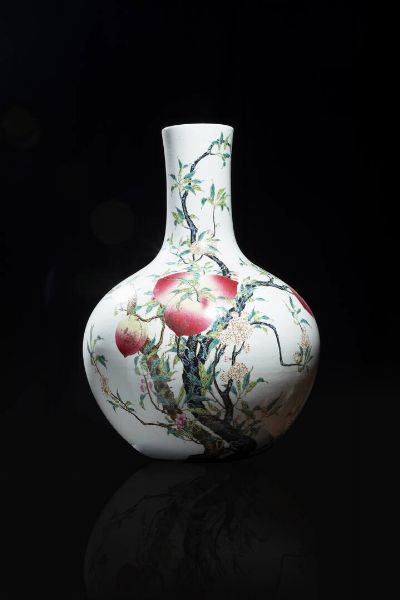 VASO : Vaso in porcellana a pallone con decoro di pesche  Cina  Repubblica  XX sec. H cm 57  - Asta Arte Orientale - Associazione Nazionale - Case d'Asta italiane