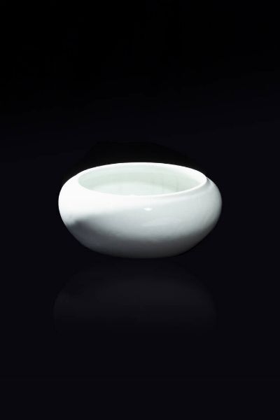 SCIACQUAPENNELLI : Sciacquapennelli circolare in porcellana bianca con decoro invisibile di draghi tra le nuvole  Cina  dinastia Qing  XIX sec Diam cm 12 5 marchio apocrifo Qianlong  - Asta Arte Orientale - Associazione Nazionale - Case d'Asta italiane