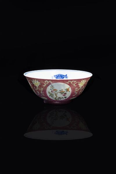 BOWL : Bowl in porcellana Famiglia Rosa dipinta con decori floreali  Cina  Repubblica  XX sec. H cm 6 Diam cm 15  - Asta Arte Orientale - Associazione Nazionale - Case d'Asta italiane