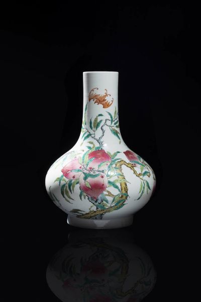 VASO : Vaso in porcellana dipinto con pesche  Cina  Repubblica  XX sec. H cm 33x24  - Asta Arte Orientale - Associazione Nazionale - Case d'Asta italiane